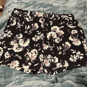 Gloria Vanderbilt Black Floral Shorts